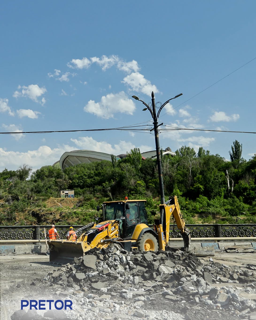 Կամրջի վրա բուլդոզերի աշխատանք